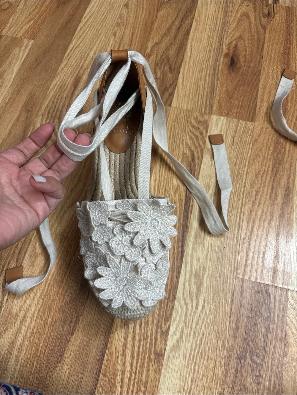 Vince Camuto Tilmai platform espadrille wedges with white floral size 9M